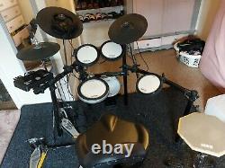Yamaha Dtx582k electronic drum kit + double pedal, throne, mat and practice pad